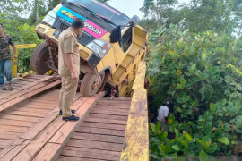 Jembatan utama desa Sinli Jurung Bangka roboh
