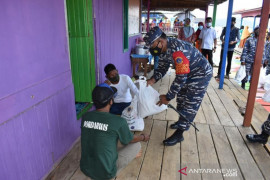 Kotabaru Navy helps coastal impoverished community