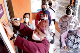 Pemkab Bangka Barat serahkan bantuan 100 unit rumah layak huni