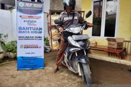 Dengan honor hanya Rp60 ribu/bulan, guru telah mengabdi 11 tahun itu terpaksa jual kerupuk