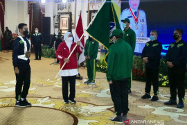 Gubernur Jatim Khofifah berpesan agar atlet menyatu dengan masyarakat di Papua