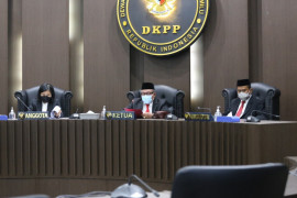 DKPP tegaskan pemecatan seorang komisioner KPU Maros sesuai aturan