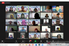 Pakar dari Amerika dan Malaysia presentasi pada seminar internasional TP FIP UNP