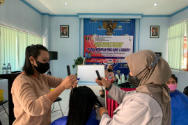 Penerima asimilasi dilatih tata rambut