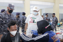 Peringati HUT Ke-76 TNI AL, STTAL gelar serbuan vaksin di Unesa