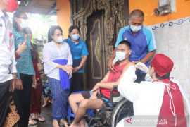 PKK Denpasar bersama Diskes jemput bola vaksinasi disabilitas