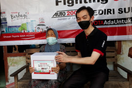 Auto2000 Kediri Suharmadji berikan bingkisan bahan pokok warga terdampak COVID-19