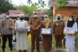 Tukang becak dan supir angkot di Madina dapat Bansos Kapoldasu dan Pangdam