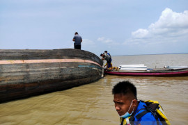 Polairud Tanjabbar bantu kapal pompong kandas di perairan Pulau Kijang