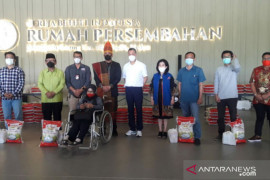Bobby serahkan bantuan organisasi wartawan dan pekerja pariwisata