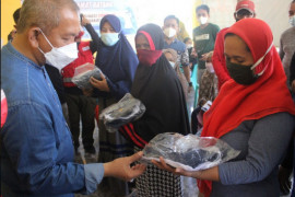 Bupati Polewali Mandar serahkan bantuan kepada anak rentan terlantar