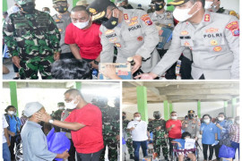 Pangdam, Kapolda dan bupati, tinjau vaksinasi sekaligus berikan bantuan kepada disabilitas di Tapteng