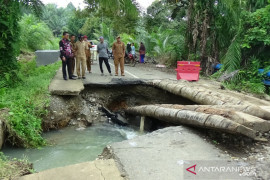 Bengkulu bangun "plat duiker" pengganti jalan amblas