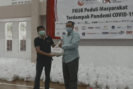 FKIJK-OJK NTB salurkan bantuan 2.000 paket kebutuhan pokok