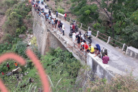 Tak kuat menanjak mobil tangki air terjun bebas ke bawah jembatan Lelonggek Suela