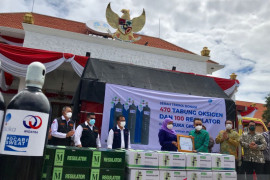 Pemprov Jatim terima bantuan 470 tabung oksigen dari PT Otsuka Grup