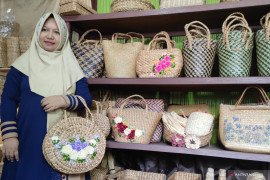 Siti Nor Sehat sukses raup untung puluhan juta dari anyaman enceng gondok