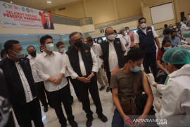 Vaksinasi massal OJK dan IKA Unair sasar 5.600 orang