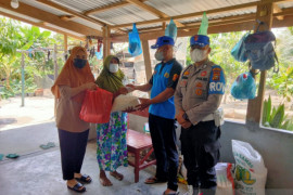 Warga terdampak COVID-19 di Meranti terima sembako dari polisi