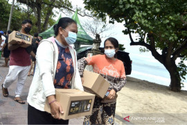 Desa adat Kuta-Bali salurkan bantuan hasil donasi