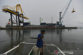 Aktivitas Bongkar Muat di Pelabuhan Pantoloa Page 2 Small