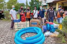 Fauzan serahkan bantuan hasil reses