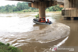 Takut polisi, seorang pemuda melompat ke sungai