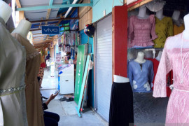 Pedagang relokasi di pasar apung Ambon nikmati layanan listrik, gairahkan perekonomian