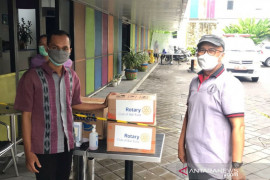 "Rotary Club" Bali sumbang 700 botol "Loloh Imune" kepada pasien COVID-19
