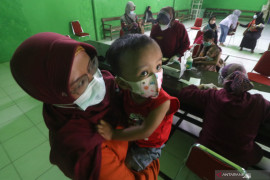 Imunisasi Balita di Kantor Kelurahan