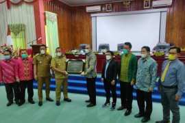 Pemkot dan DPRD Sibolga terima penghargaan dari Kanwil Jamsostek Sumbagut