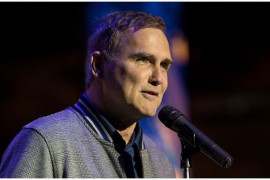 Komedian Norm Macdonald tutup usia setelah bertarung melawan kanker