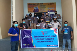 Aice bagikan masker di Polres dan RS Dr Yasin Bone