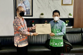 Abdul Hadi serahkan dokumen permohonan untuk UKK Imigrasi