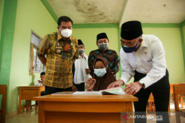 Menko PMK: Satuan pendidikan wajib PTM bila pendidik sudah 100 persen divaksin