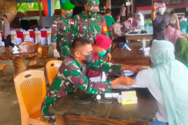 Kejar Herd Immunity, Satgas Yonif 643/Wns bantu vaksinasi massal di perbatasan
