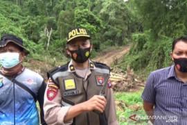 Tim Obvit Polda Kalsel "police line" alat berat peti Batu Harang