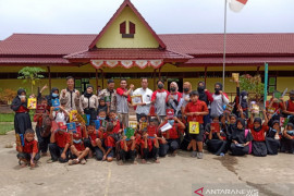 KKN Fakultas Hukum Untan gelar seminar kesehatan dan berbagi paket tulis di SDN 7 Sebataan.