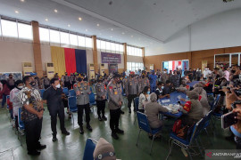 Jenderal polisi bintang tiga itu, tinjau pelaksanaan vaksinasi di HTT Padang