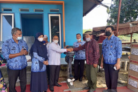 Legislator DPRD Sumbar ini, salurkan tujuh mesin tempel perahu untuk nelayan di Padang