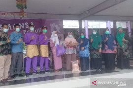 SMA Negeri I Pekanbaru bagikan sembako keluarga terdampak pandemi COVID-19
