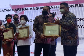 Rutin bantu PMI, PT SIER terima penghargaan dari Wali Kota Surabaya