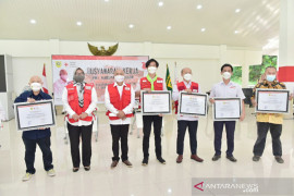 Bupati Bogor Ade Yasin beri piagam para relawan PMI