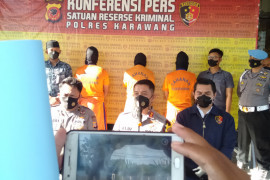 Polres Karawang tetapkan tiga tersangka perusakan hotel dan kantor Adira Finance