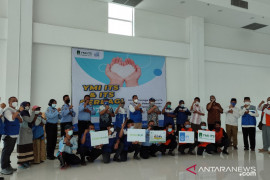 YMI salurkan bantuan paket sembako kepada 267 pekerja lepas ITS