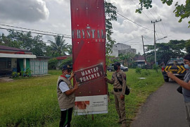 Melebihi waktu izin, Bapenda Seruyan tertibkan papan reklame