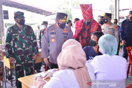 Panglima TNI: Vaksinasi di pasar untuk melindungi pelaku usaha