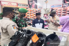 Petugas gabungan perketat razia disiplin protokol kesehatan