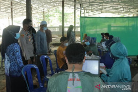 Puluhan jemaah ikuti vaksinasi di Majelis Ta'lim Al Anshar Wal Muhajirin