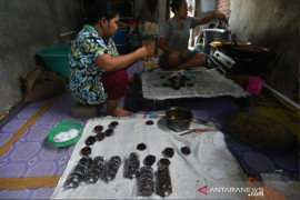 Usaha Cemilan Tradisional Baje Kacang Page 1 Small